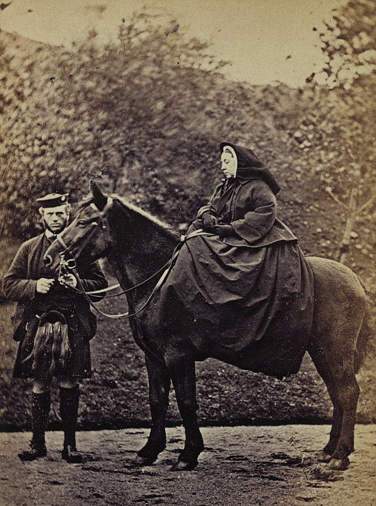 Королева Виктория со своим слугой Джоном Брауном, 1863-й год. Эта фотография поступила в продажу, и в первый год было продано 13 тысяч копий ее